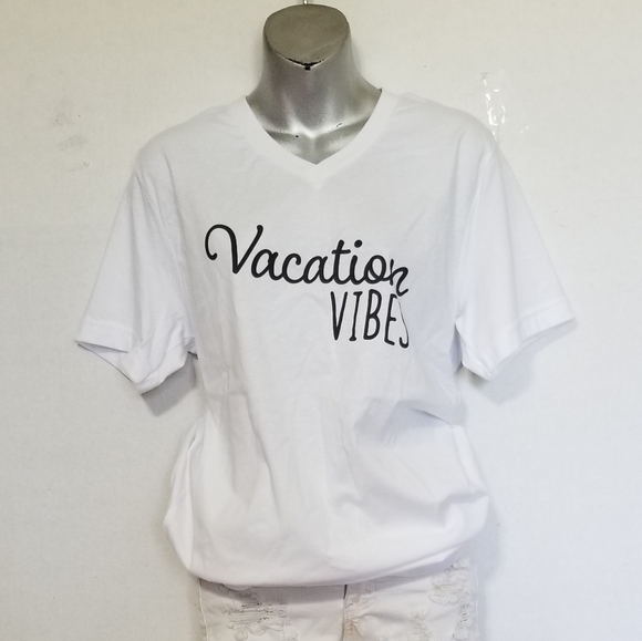 VACATION VIBES V-NECK GRAPHIC TEE - Picture 4 of 4